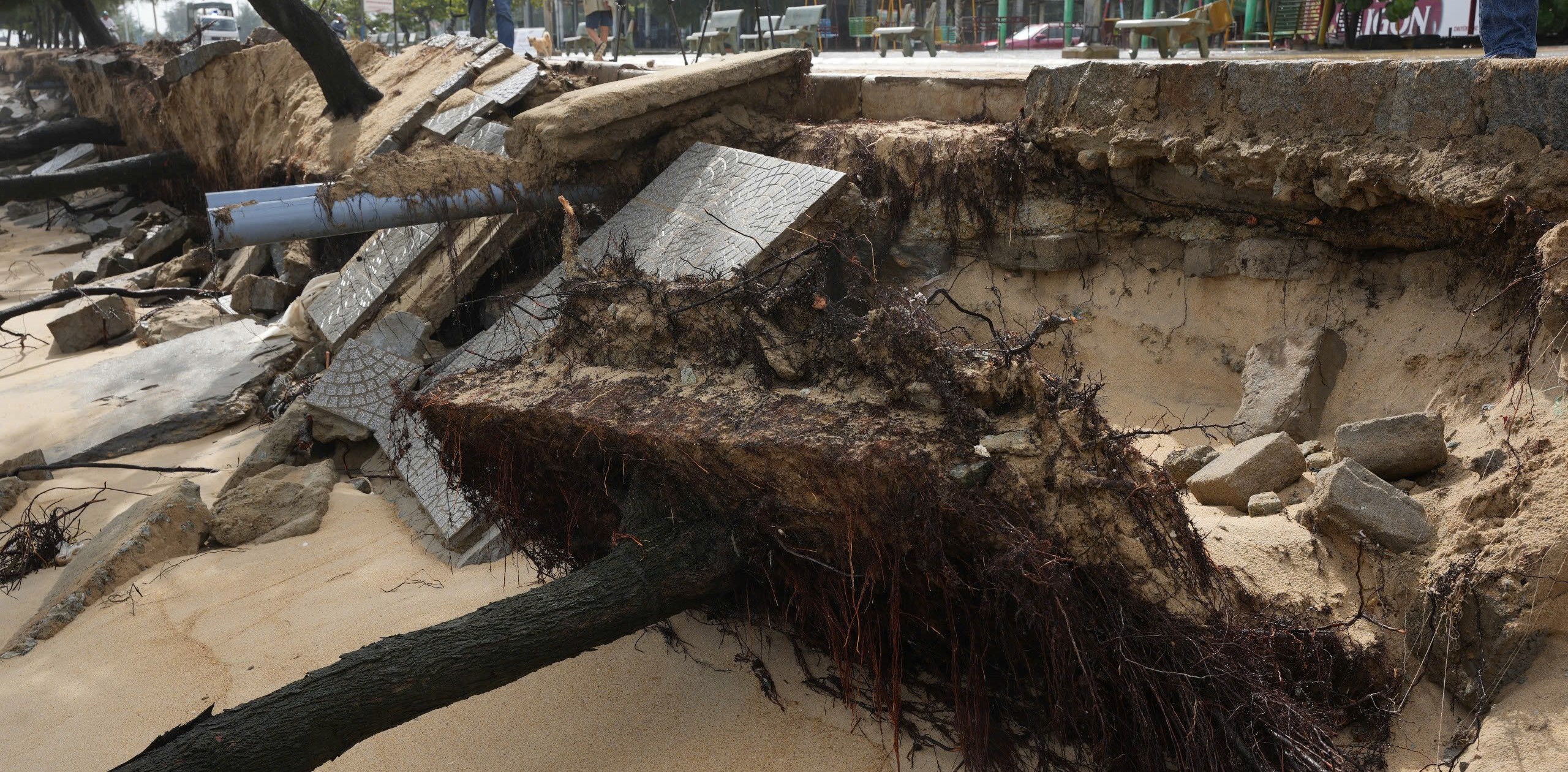 Công bố tình huống khẩn cấp về sạt lở bờ biển xã Phú Thuận và phường Thuận An