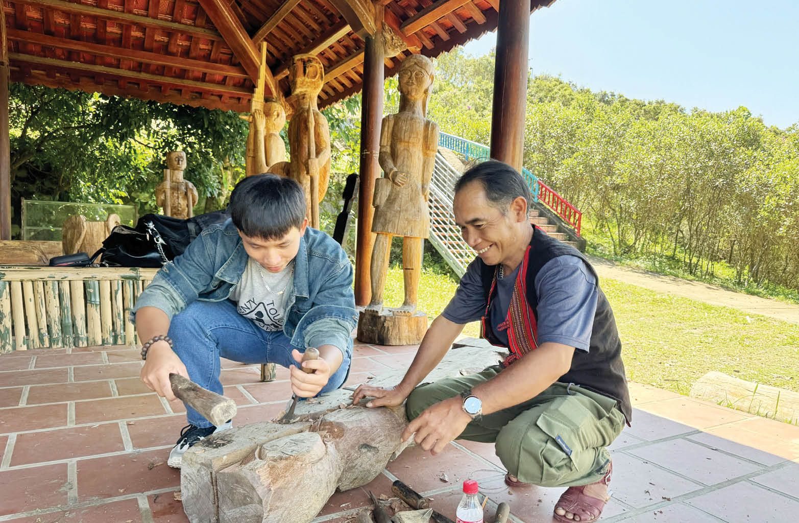 Giữ nghề chạm khắc gỗ của đồng bào Pa Cô