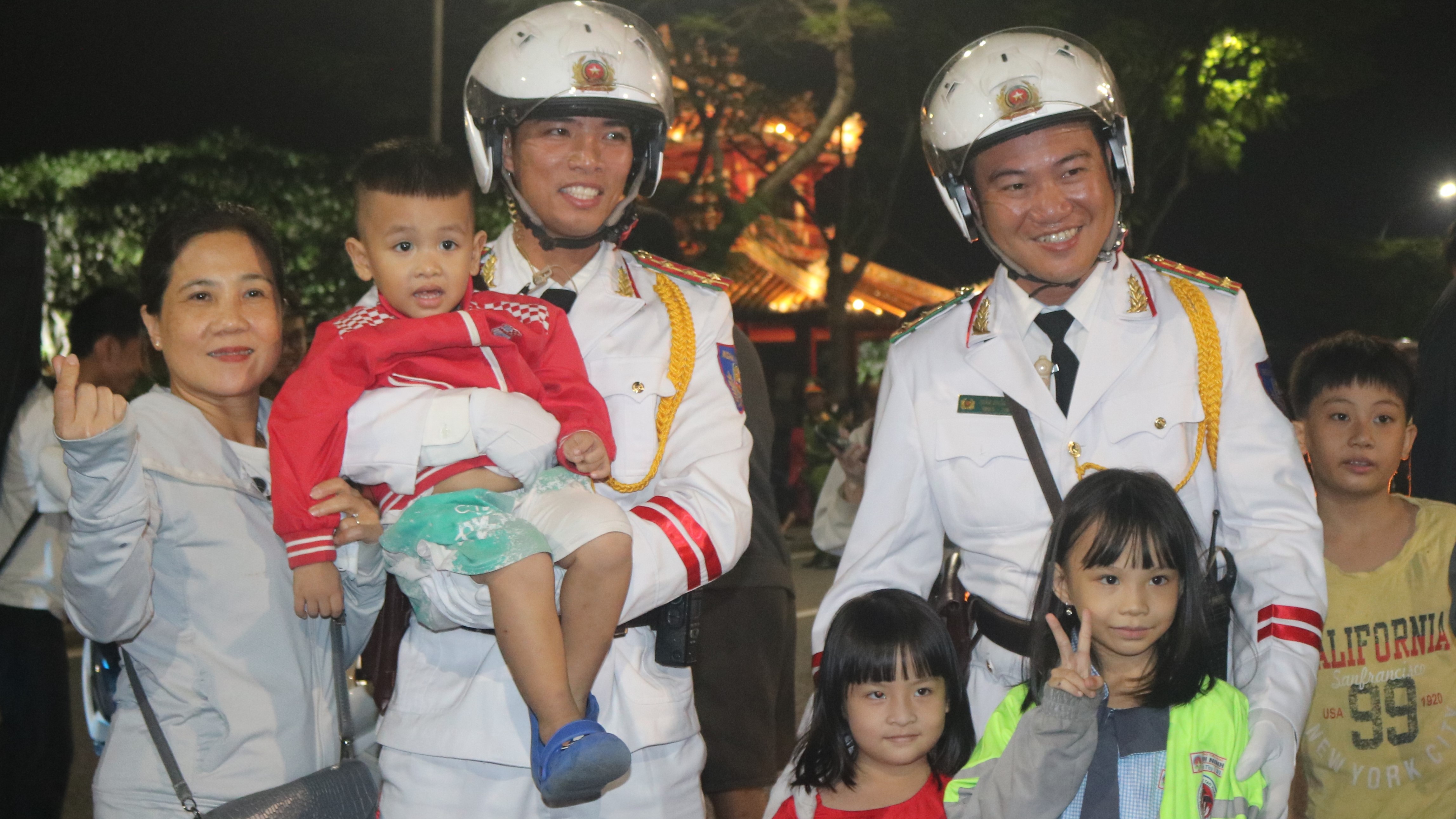 Người dân háo hức xem Cảnh sát cơ động kỵ binh và Đội mô tô hộ tống biểu diễn