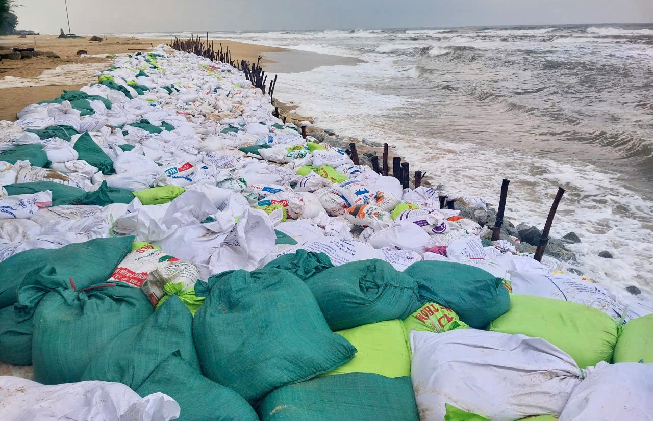 Chạy đua với thời gian, khắc phục sạt lở 1 000 mét bờ biển