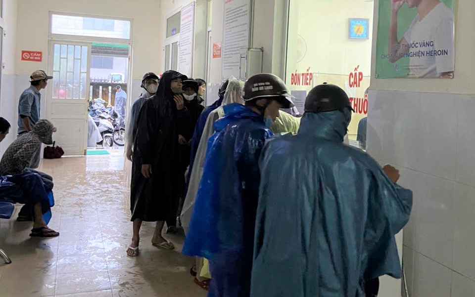 Cấp phát thuốc Methadone cho bệnh nhân đến cuối ngày trong điều kiện mưa bão