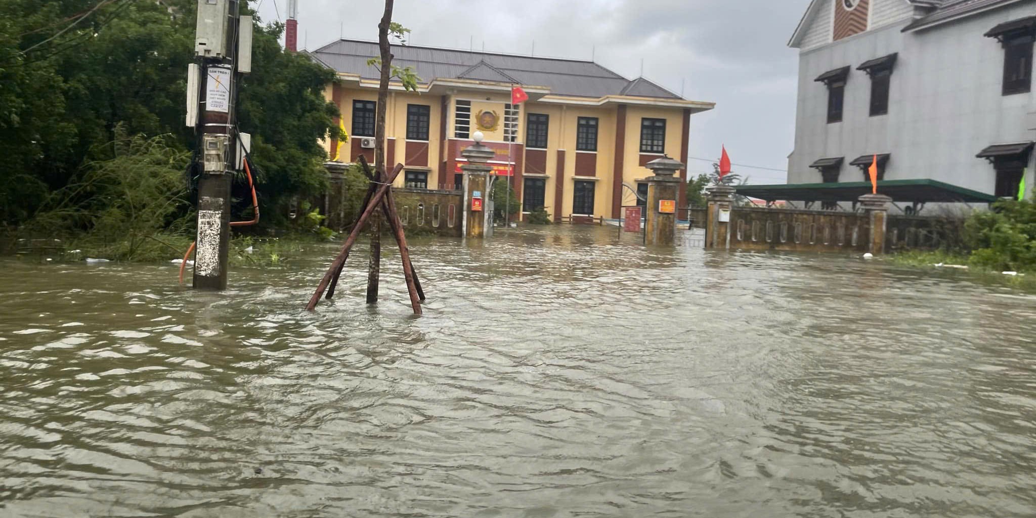 Mất điện, ngập lụt, nước biển dâng cao, nguy cơ tiếp tục đe dọa sạt lở bờ biển