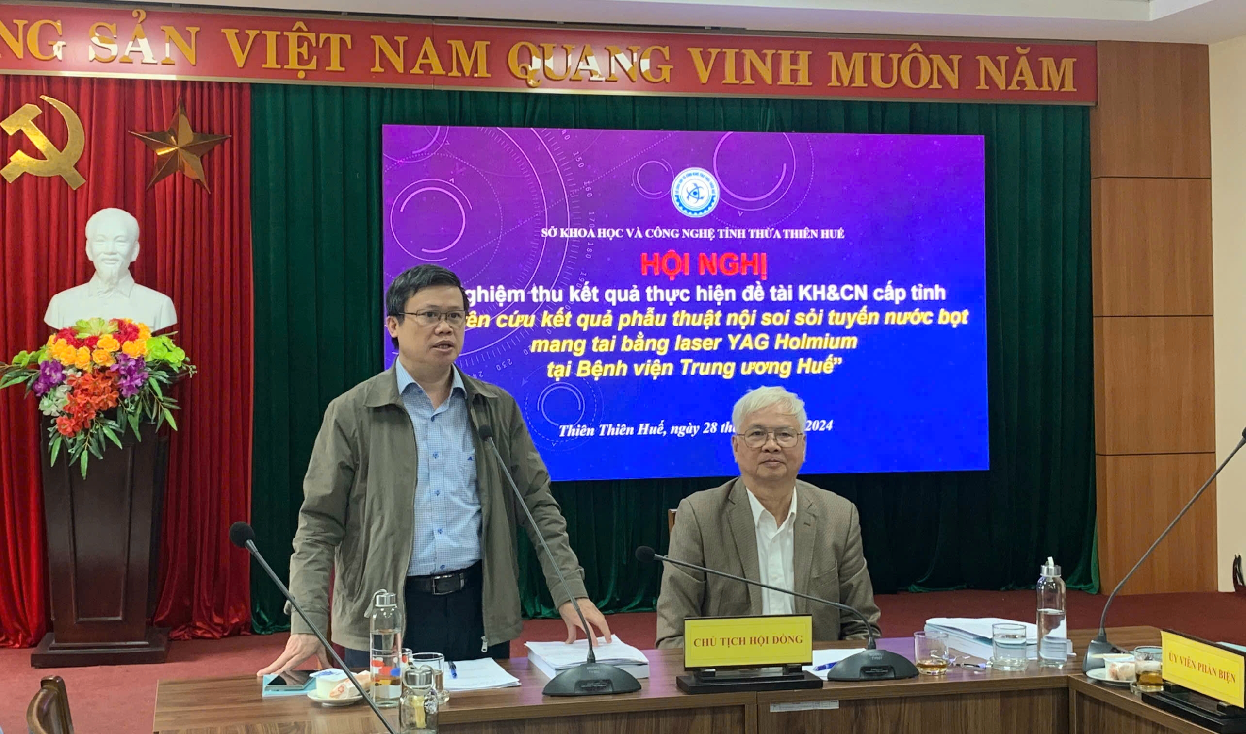 Phẫu thuật nội soi sỏi tuyến nước bọt mang tai bằng laser YAG Holmium