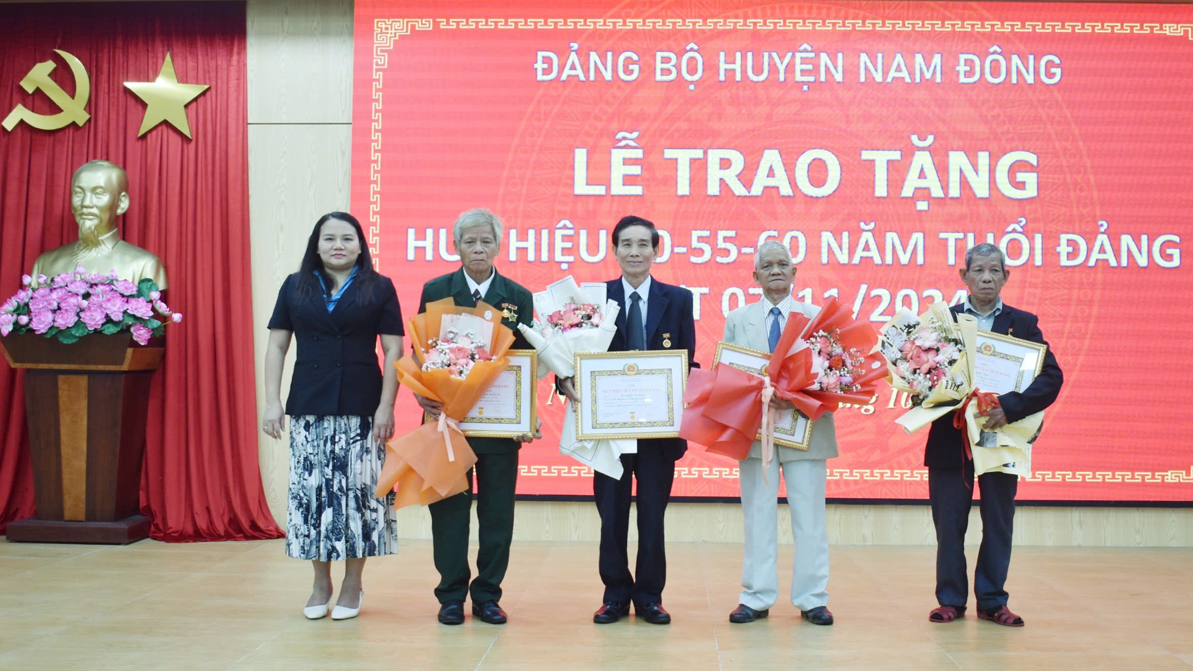 Huyện ủy Nam Đông trao Huy hiệu Đảng cho 7 đảng viên