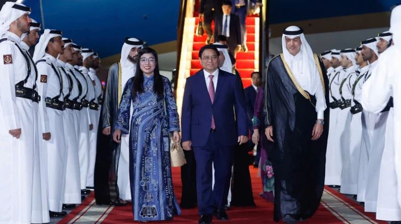 Thủ tướng Phạm Minh Chính tới Doha bắt đầu chuyến thăm chính thức Nhà nước Qatar