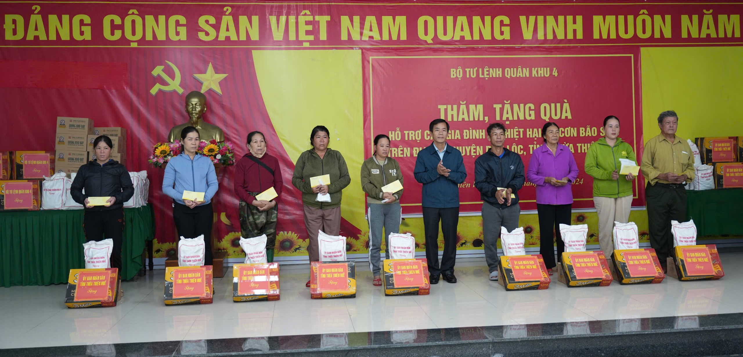 Đoàn công tác Quân khu 4 thăm, tặng quà người dân bị thiệt hại do bão số 6