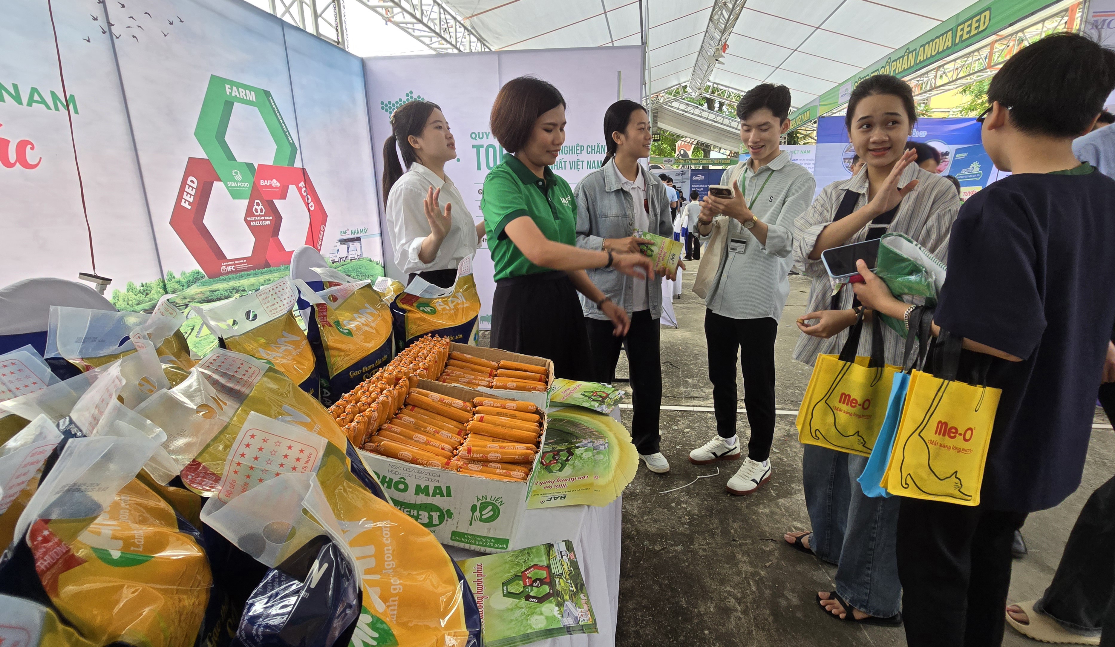 Sinh viên ngành chăn nuôi thú y tiếp cận cơ hội việc làm