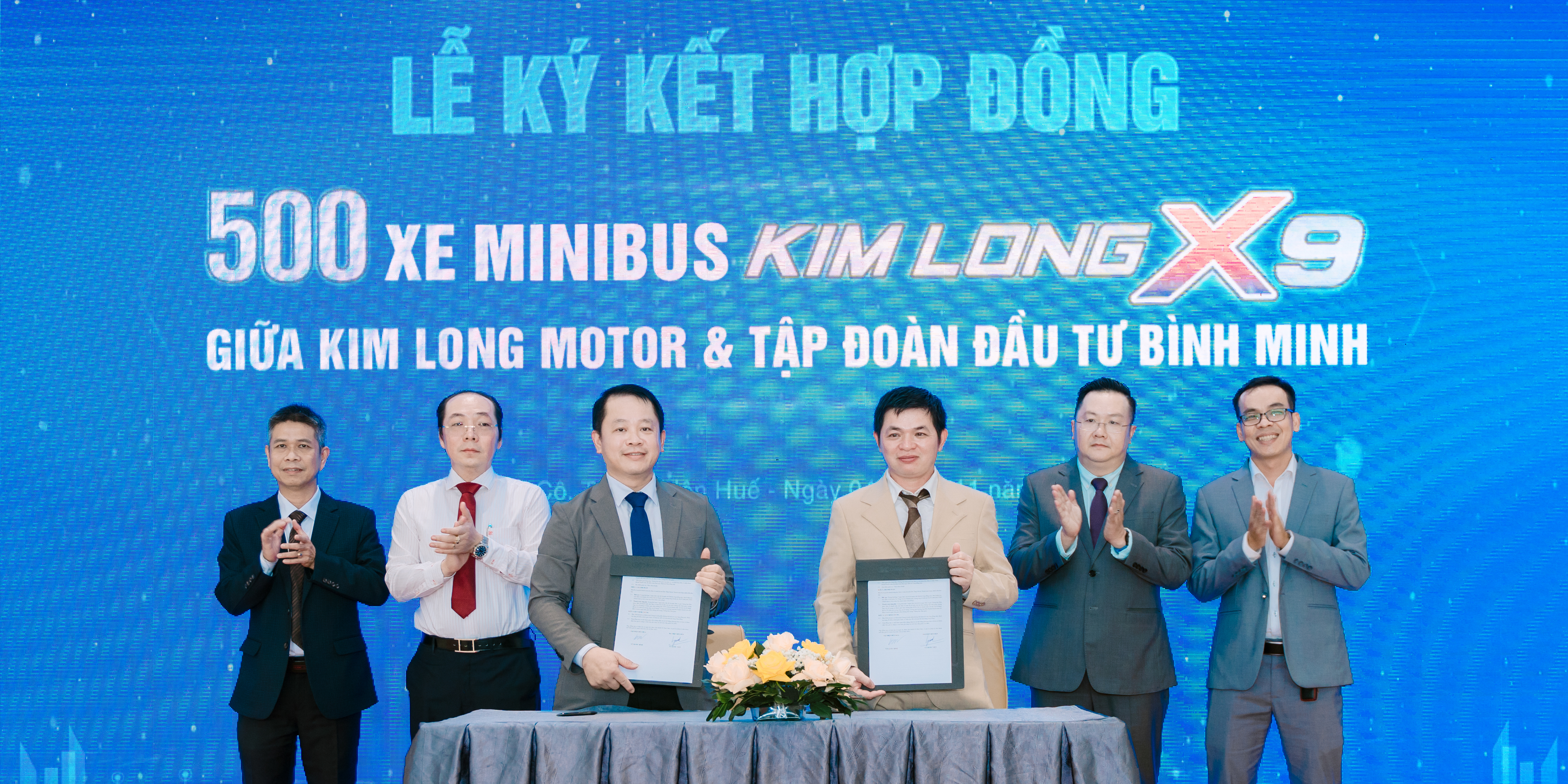 Ký kết hợp đồng 500 xe minibus KIMLONG X9