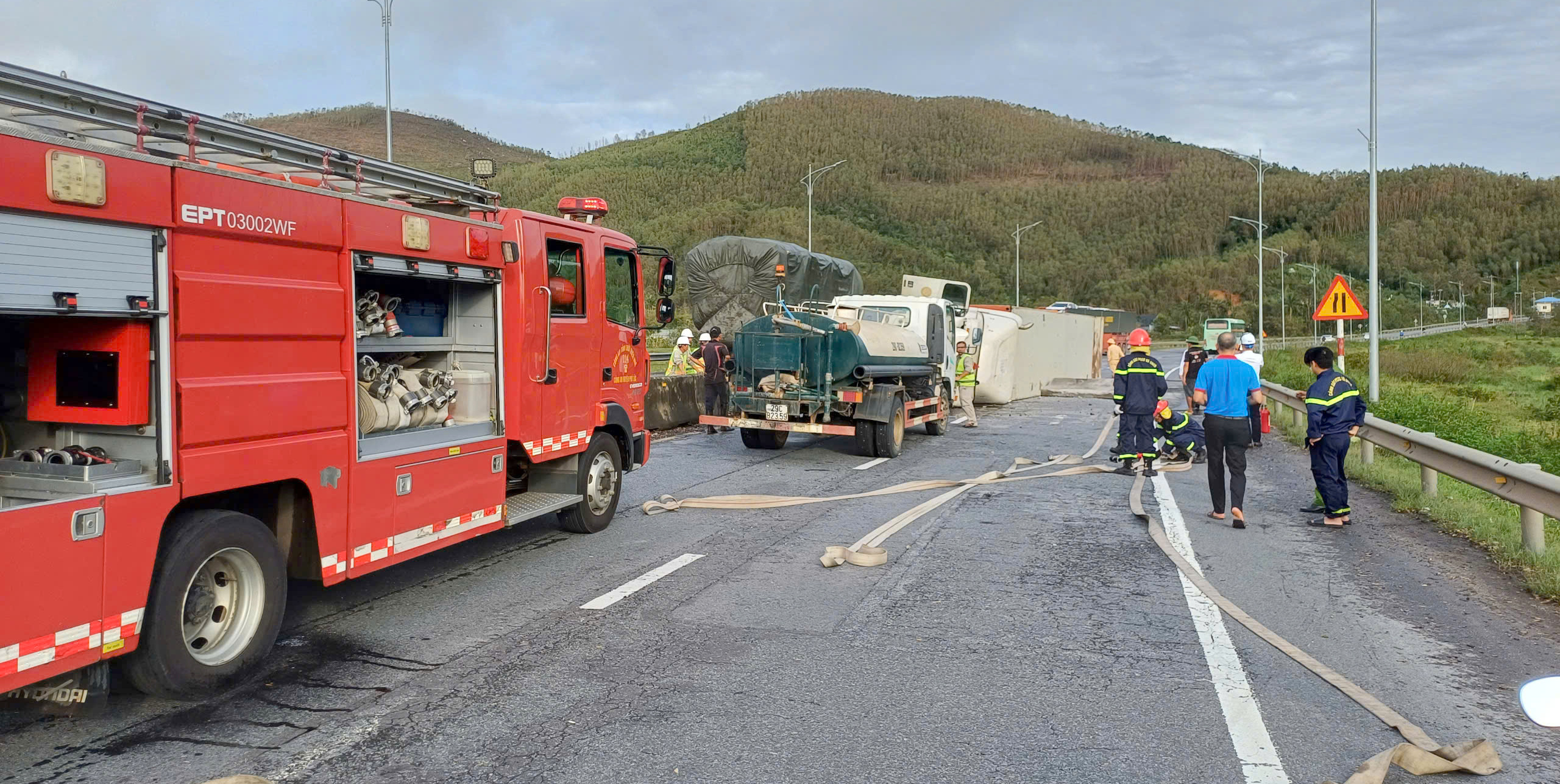 Xe container bị lật gần hầm Phước Tượng gây tắc làn đường