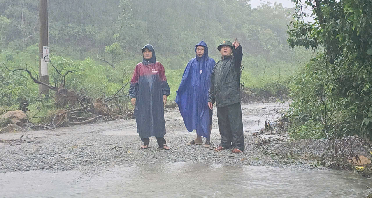 Khẩn trương sơ tán người dân ra khỏi vùng nguy cơ sạt lở