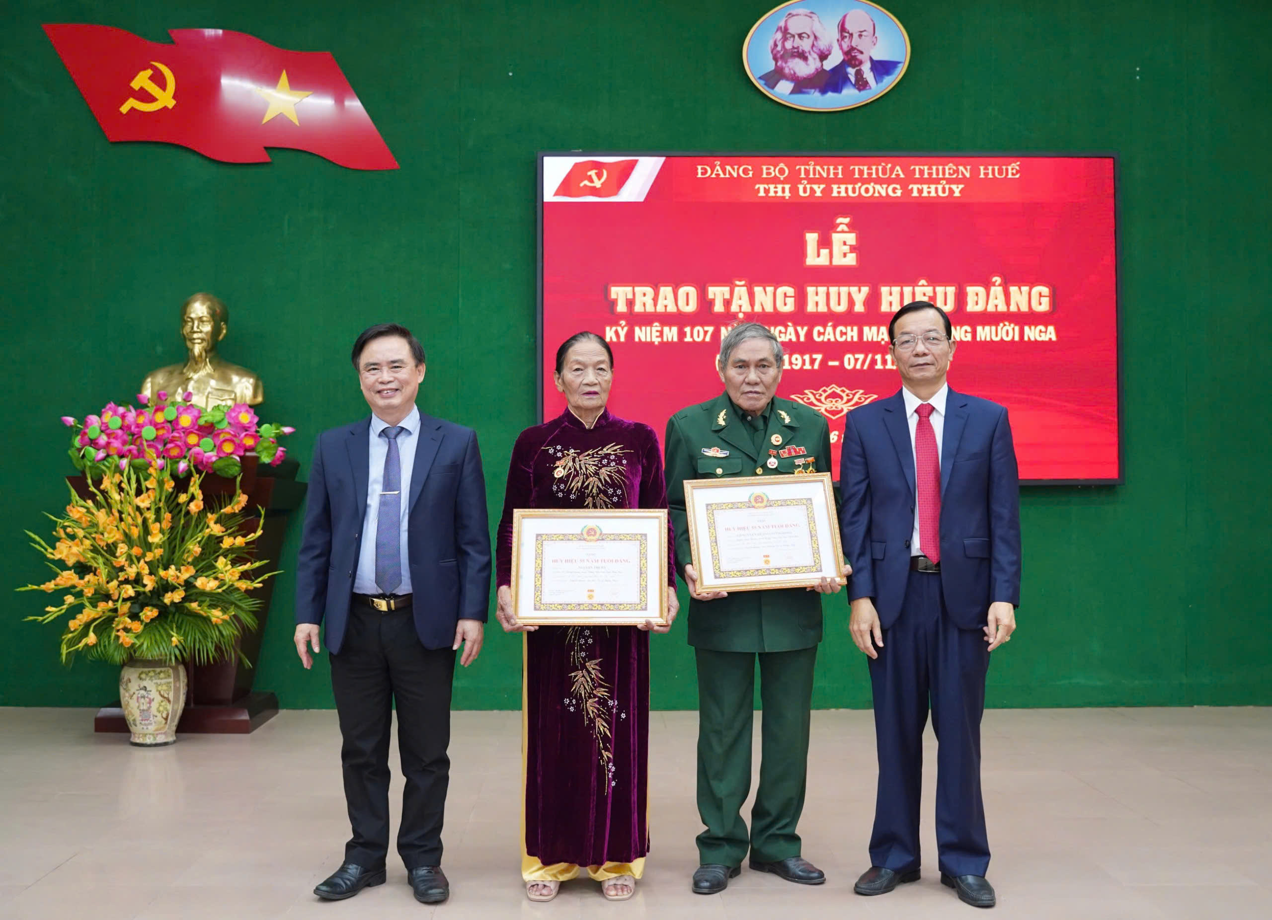 24 đảng viên nhận Huy hiệu Đảng