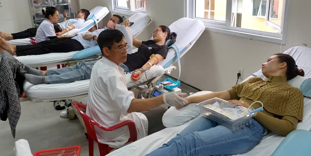 Hơn 200 đoàn viên công đoàn viên chức hiến máu tình nguyện