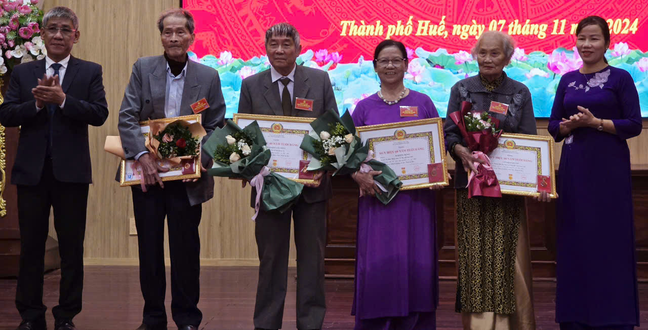 Trao Huy hiệu Đảng nhân dịp kỷ niệm Cách mạng tháng Mười Nga