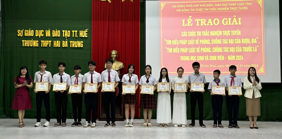 Trường THPT Phú Bài đoạt 2 giải Nhất cuộc thi trắc nghiệm trực tuyến tìm hiểu pháp luật