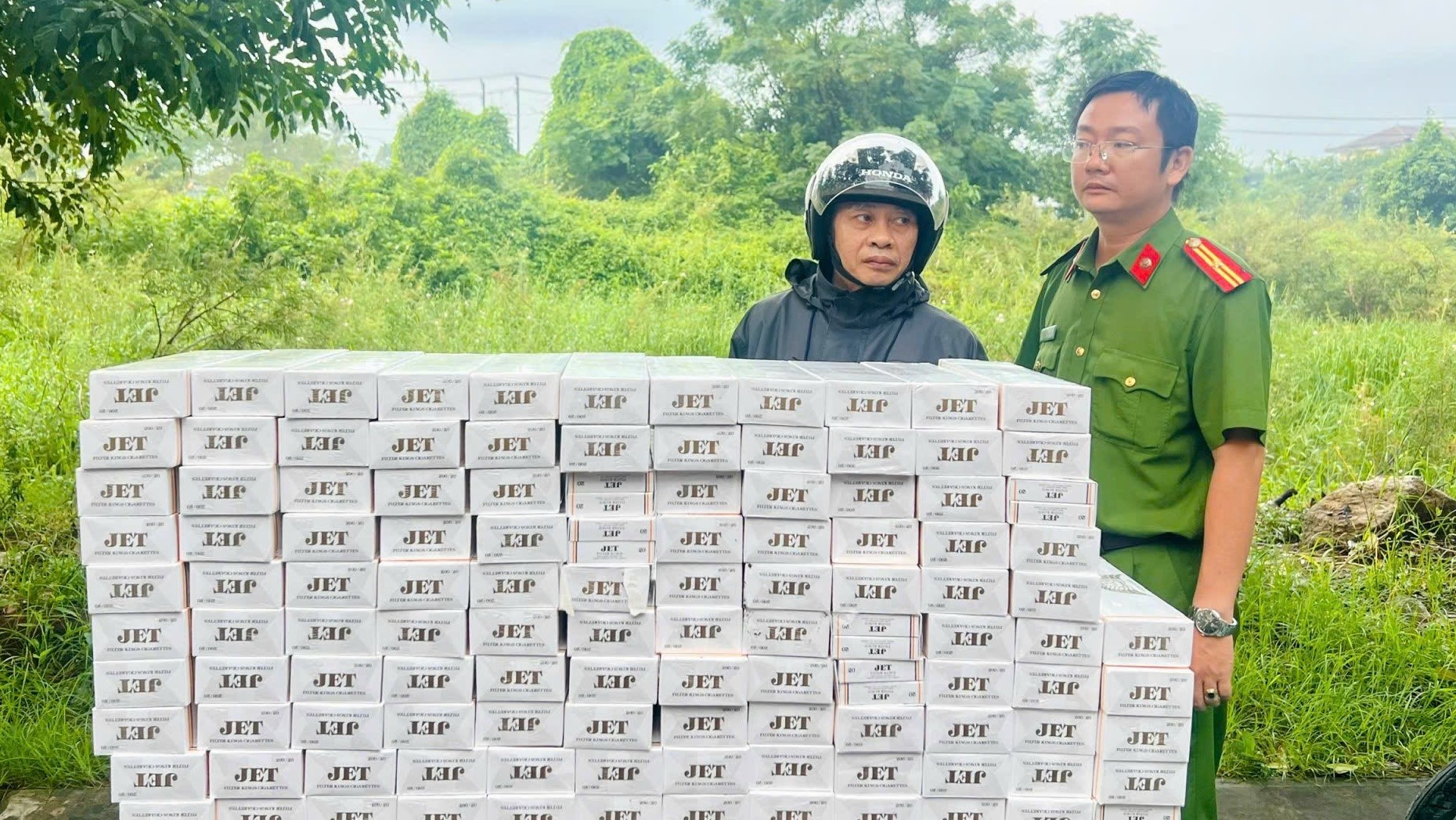 Khởi tố đối tượng vận chuyển thuốc lá JET nhập lậu