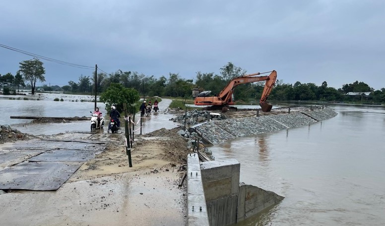 Người dân phản ánh việc thi công công trình sông Rào Cùng gây ngập, ảnh hưởng hoa màu