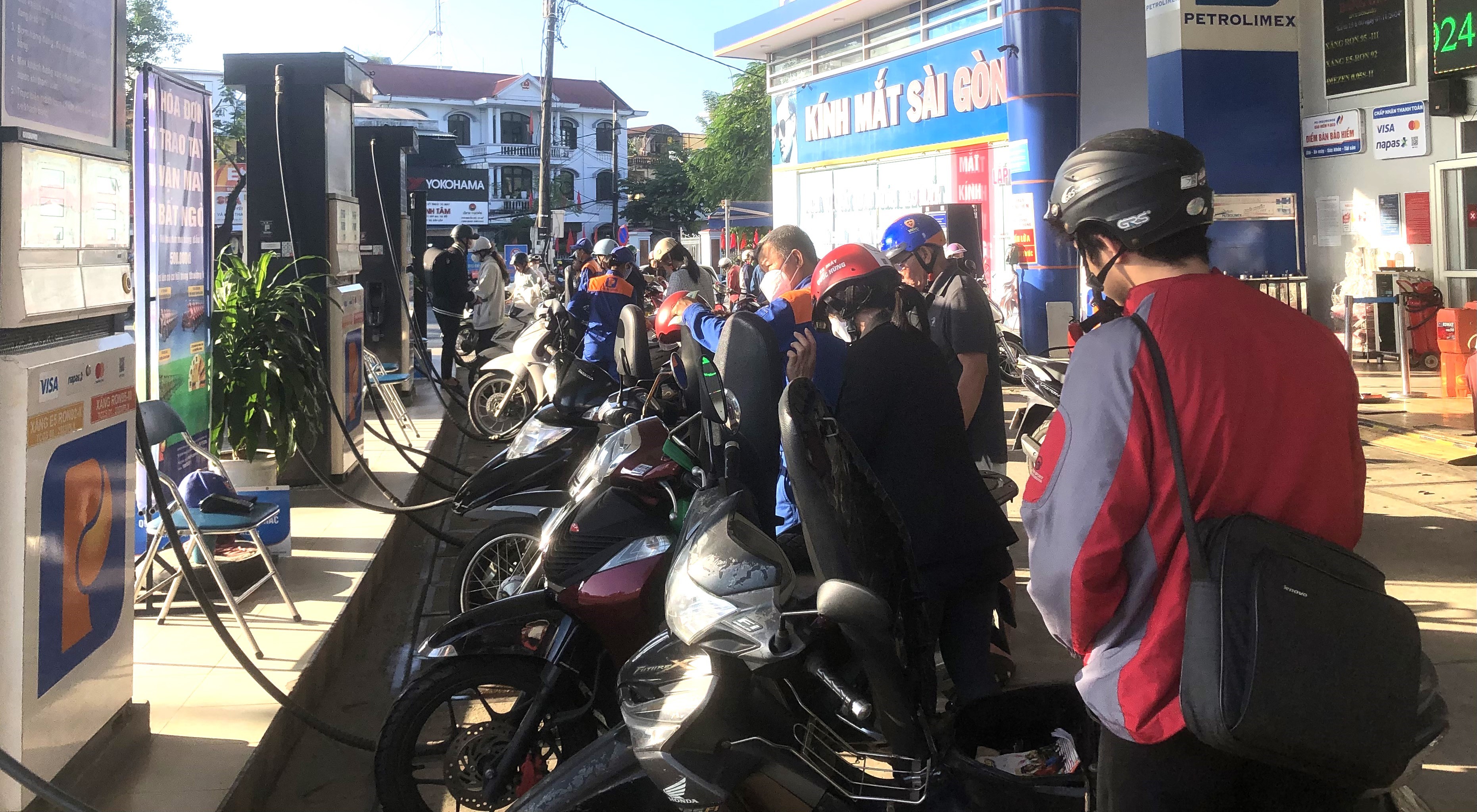 Giá xăng, dầu đều giảm