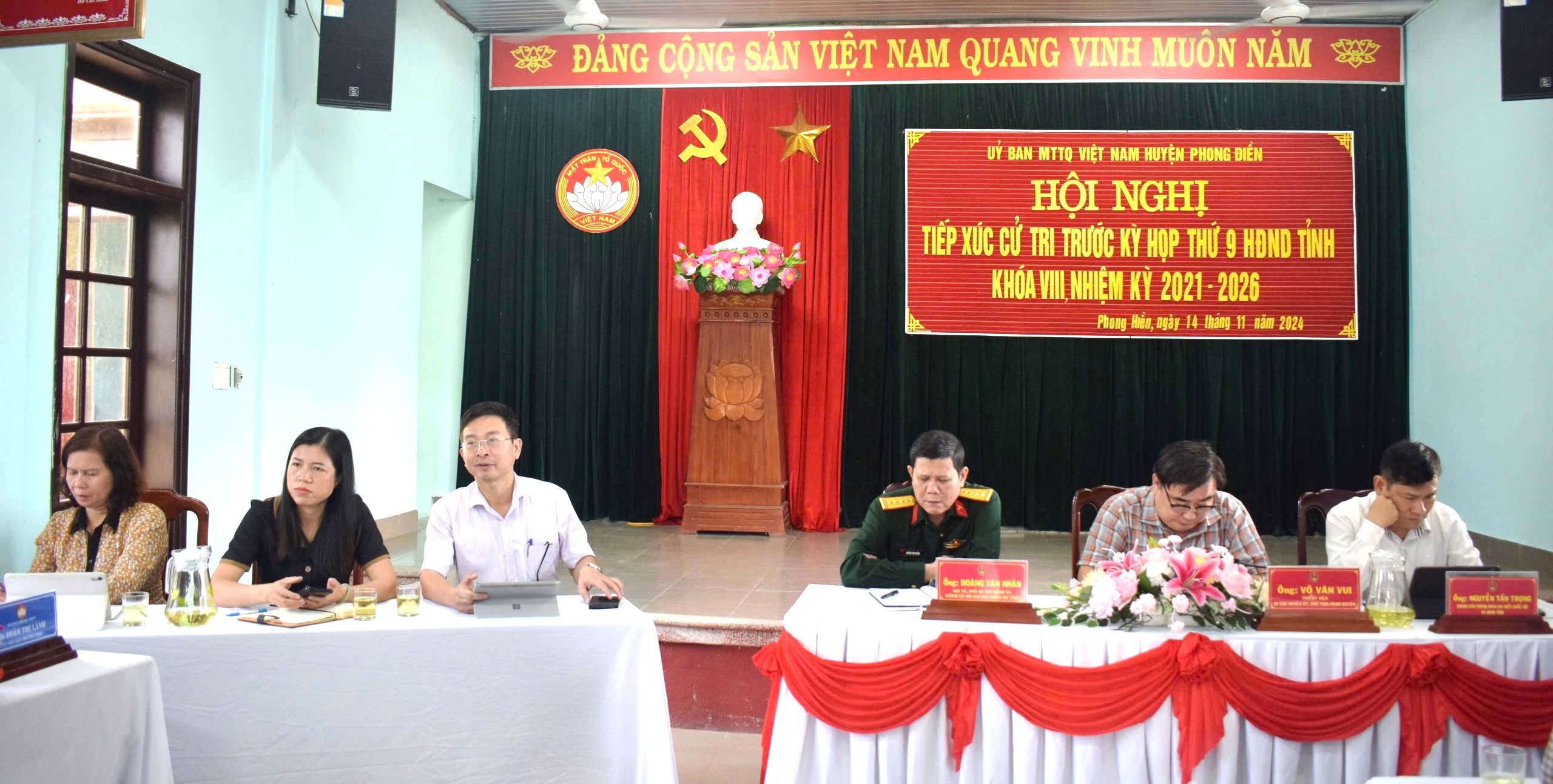 Đại biểu HĐND tỉnh và huyện Phong Điền tiếp xúc cử tri