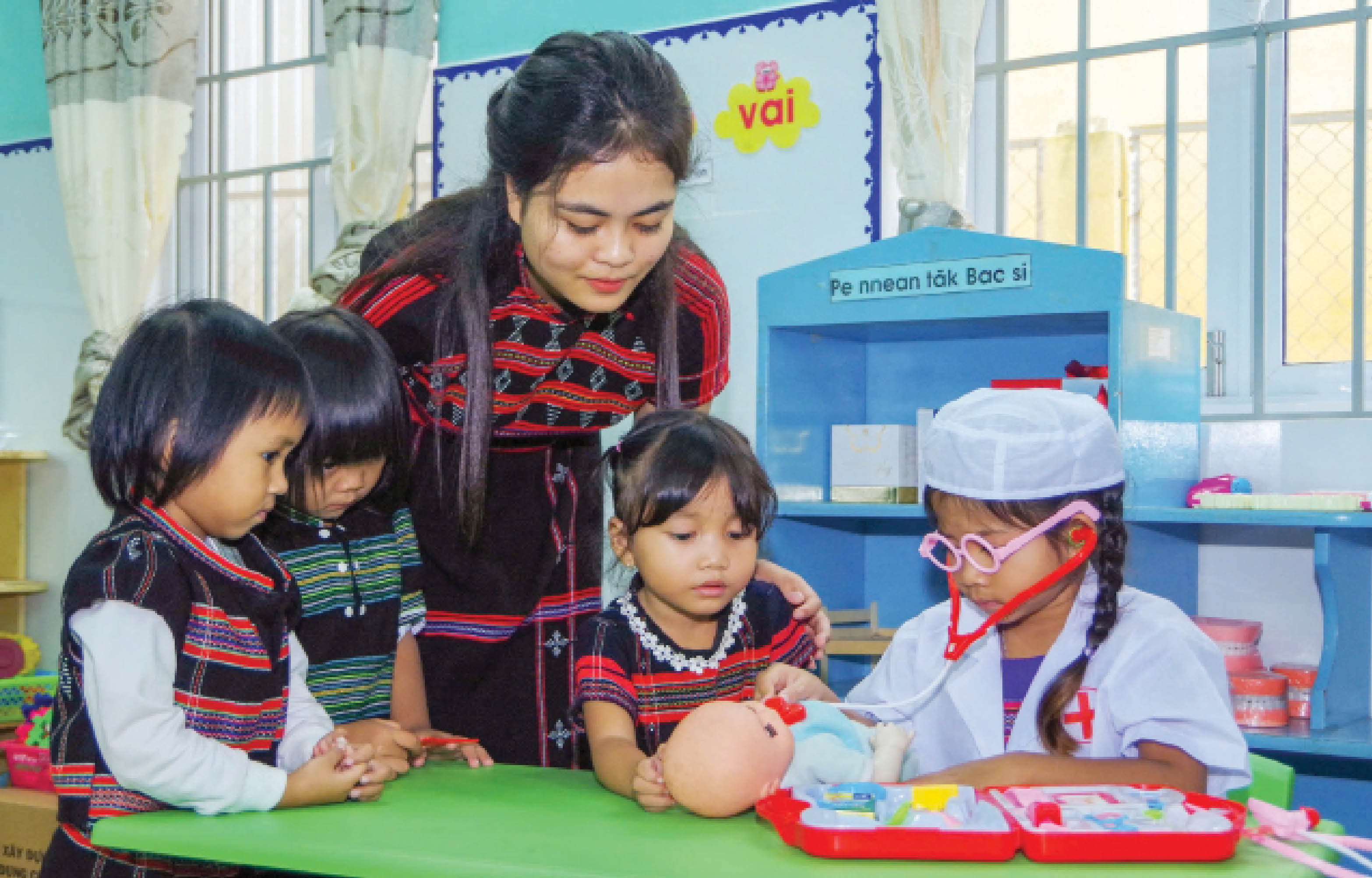 Cô và trò Hồng Thái