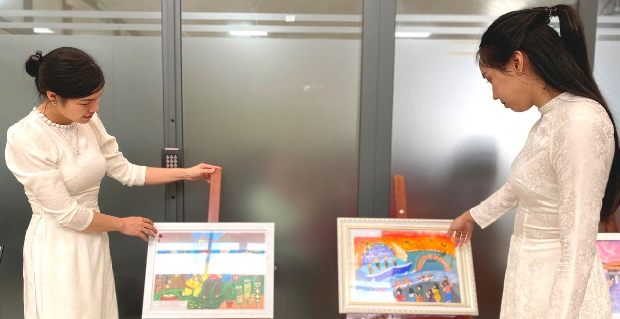 Sáng tác hơn 200 tác phẩm lời mới dân ca, tranh vẽ và sưu tầm trò chơi dân gian cho trẻ mầm non