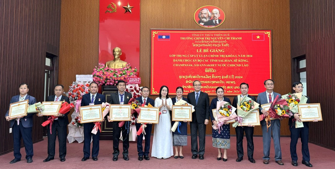 49 học viên đến từ Lào được cấp chứng chỉ Trung cấp lý luận chính trị