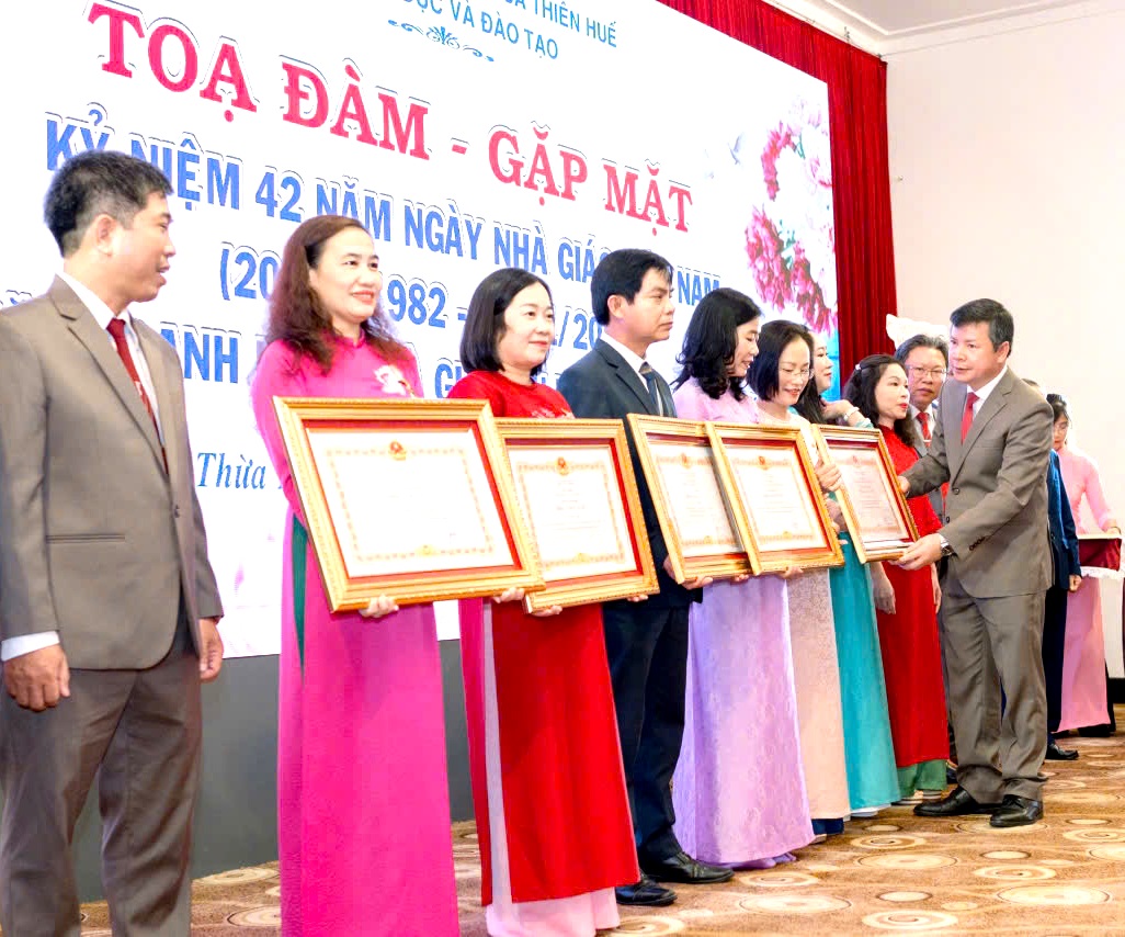 Trao tặng danh hiệu Nhà giáo Ưu tú cho 12 nhà giáo