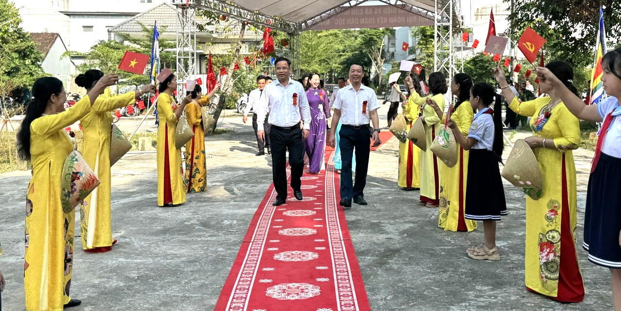 Phó Bí thư Thường trực Tỉnh ủy Phạm Đức Tiến dự Ngày hội Đại đoàn kết dân tộc tại TP Huế