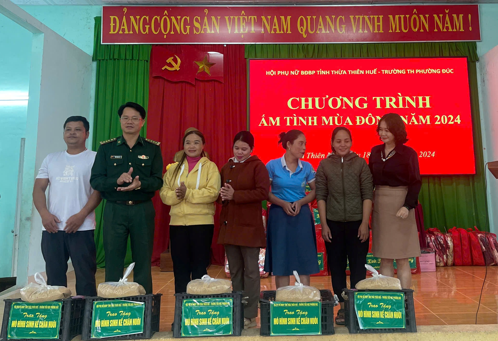 “Ấm tình mùa đông” hỗ trợ phụ nữ khó khăn xã biên giới Hồng Bắc