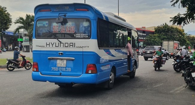 Lắp đặt biển báo tổ chức phân luồng giao thông một số tuyến đường