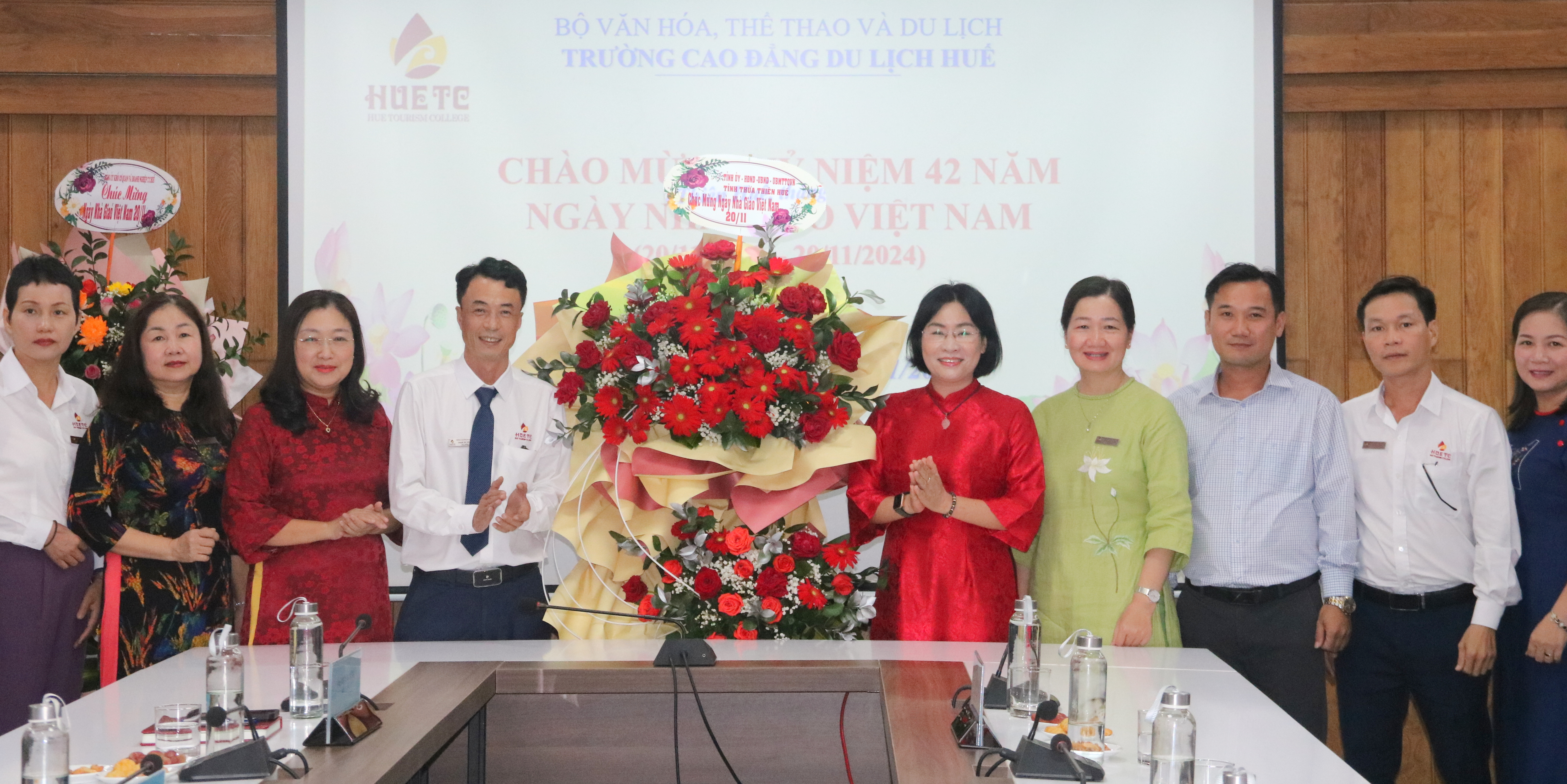 Thăm, chúc mừng thầy cô giáo nhân dịp 20 11