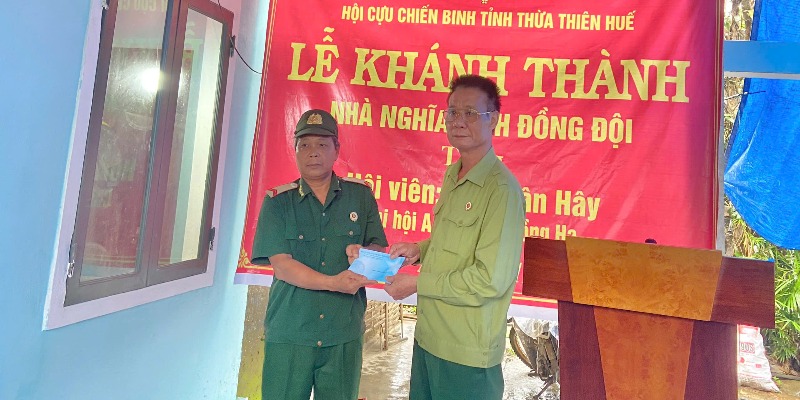 Trao nhà Nghĩa tình đồng đội cho cựu chiến binh ở A Lưới