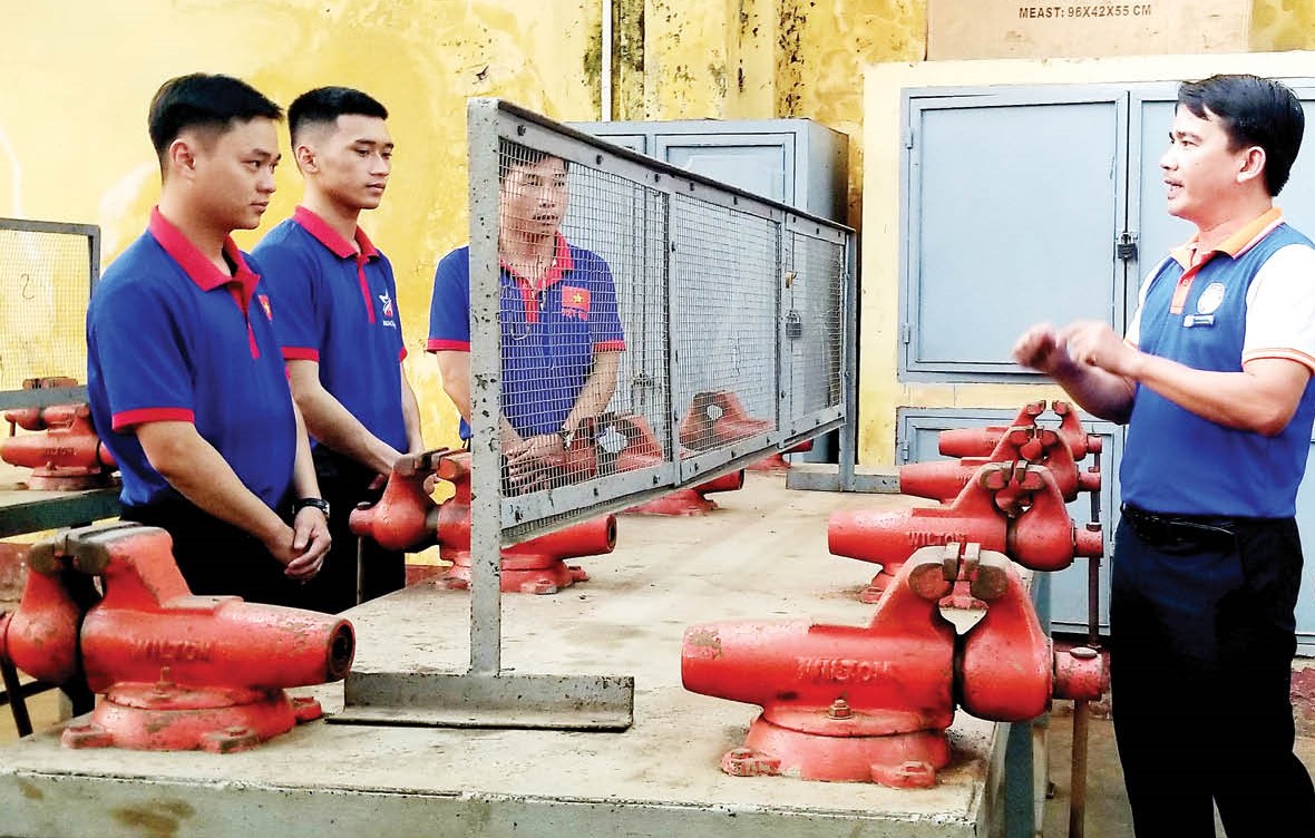 Nhân lực vừa hồng vừa chuyên