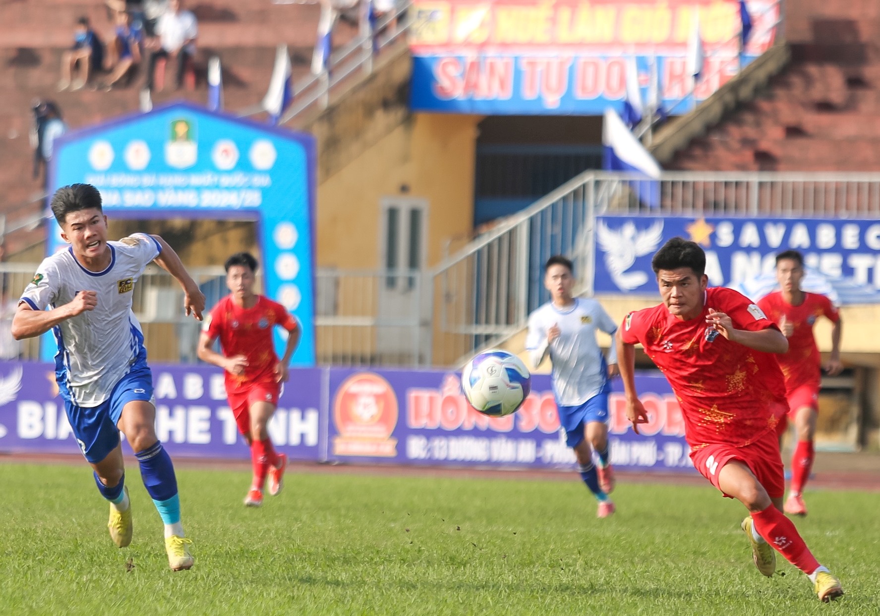 Trắng tay trên sân nhà