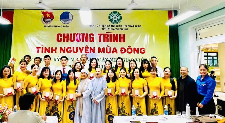 “Tình nguyện mùa Đông” trao 30 suất học bổng cho học sinh nghèo hiếu học