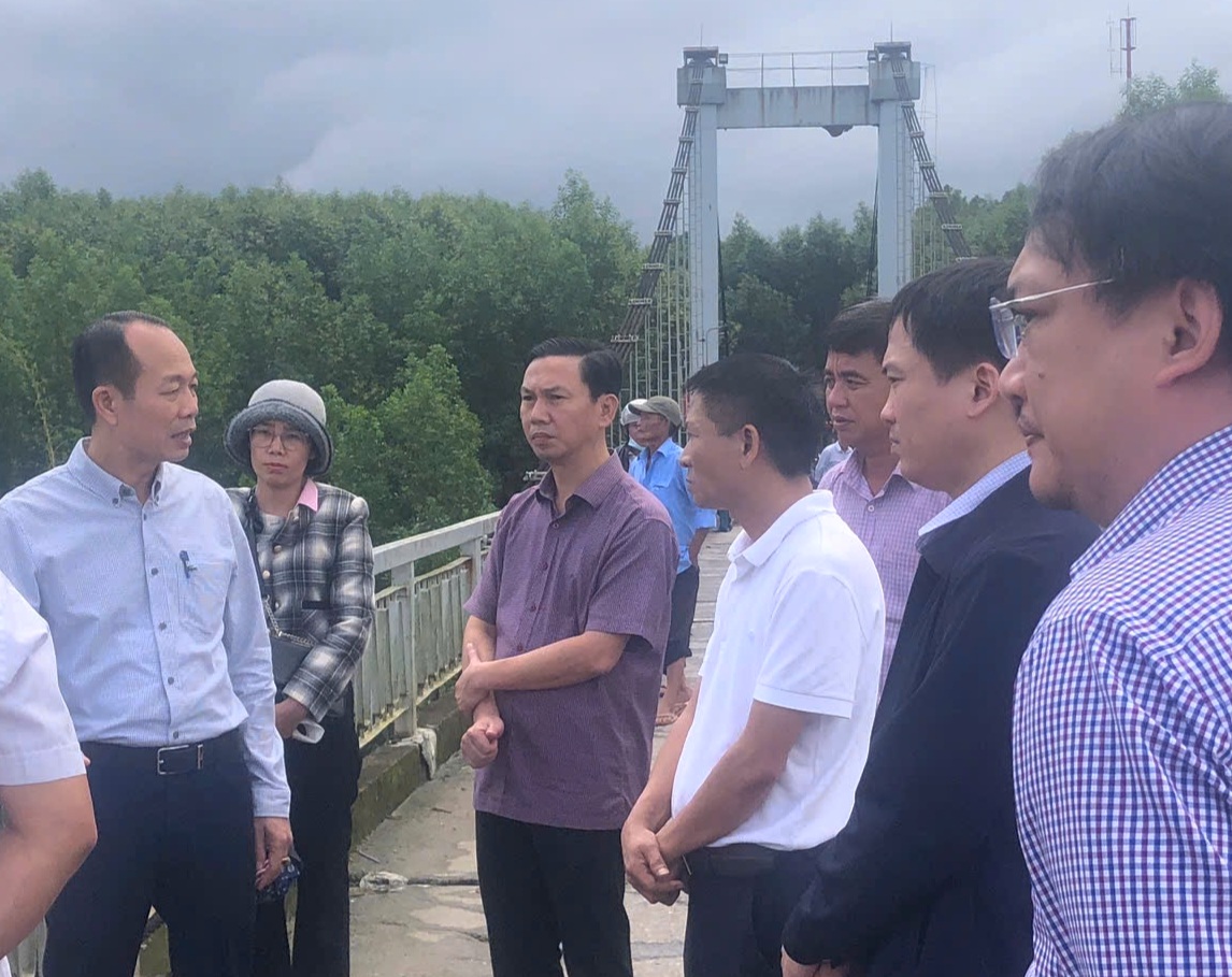 Lãnh đạo tỉnh chỉ đạo công tác tìm kiếm, động viên gia đình nạn nhân bị rơi từ cầu treo Bình Thành