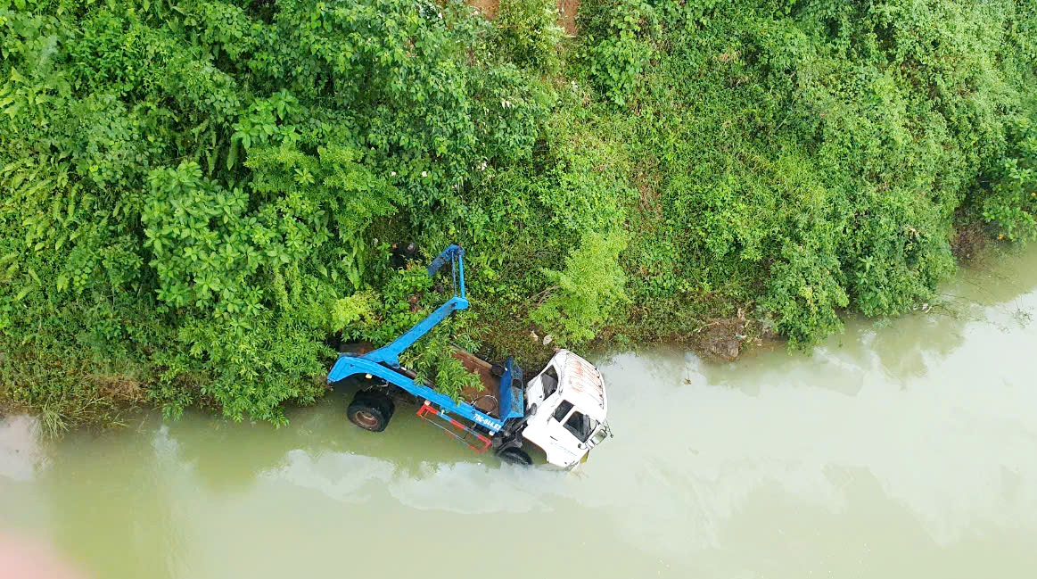 Đã trục vớt ô tô bị rơi xuống sông Hữu Trạch, 2 nạn nhân vẫn chưa tìm thấy