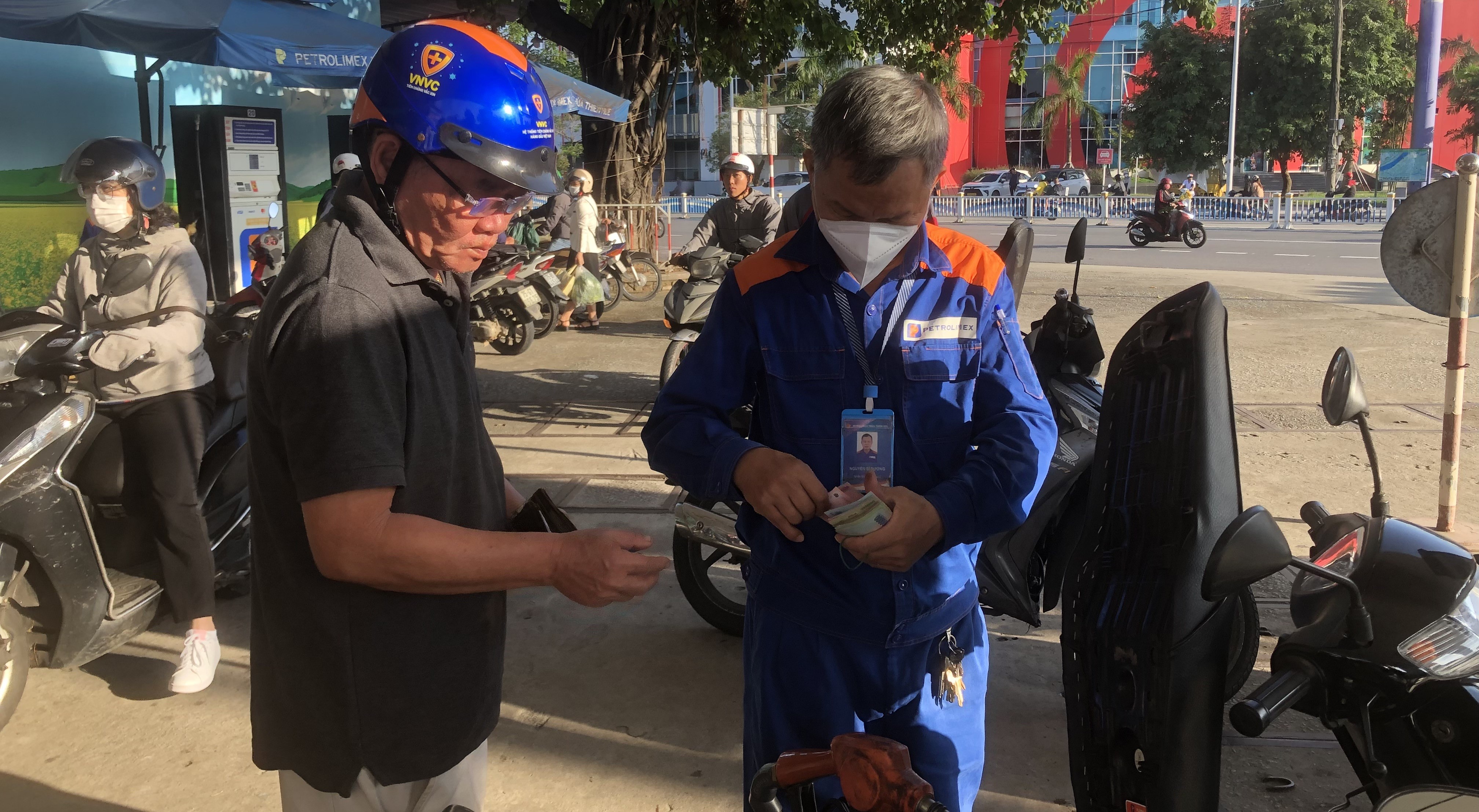 Giá xăng dầu tiếp tục giảm