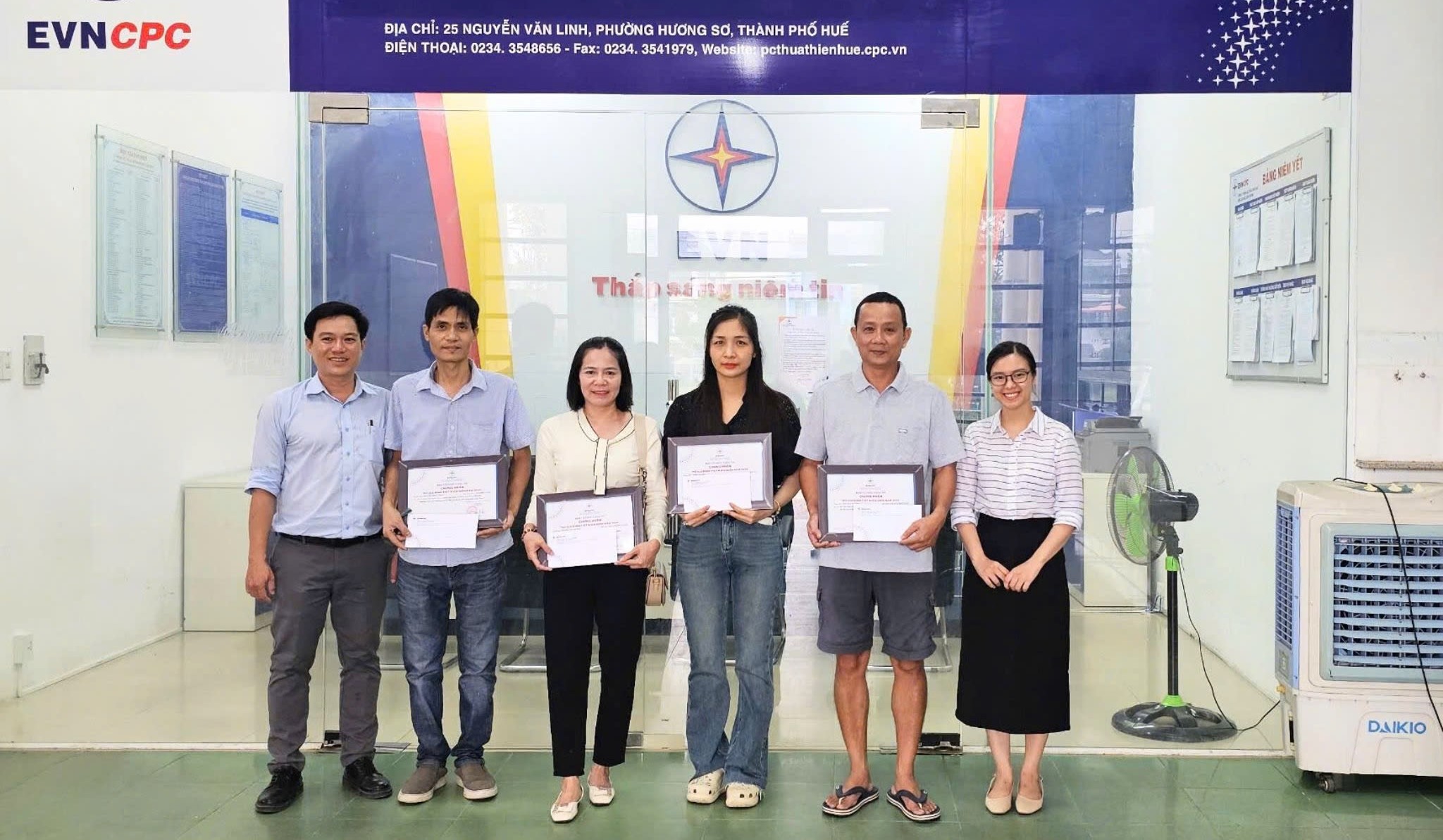 Khen thưởng 100 khách hàng sử dụng tiết kiệm điện năm 2024