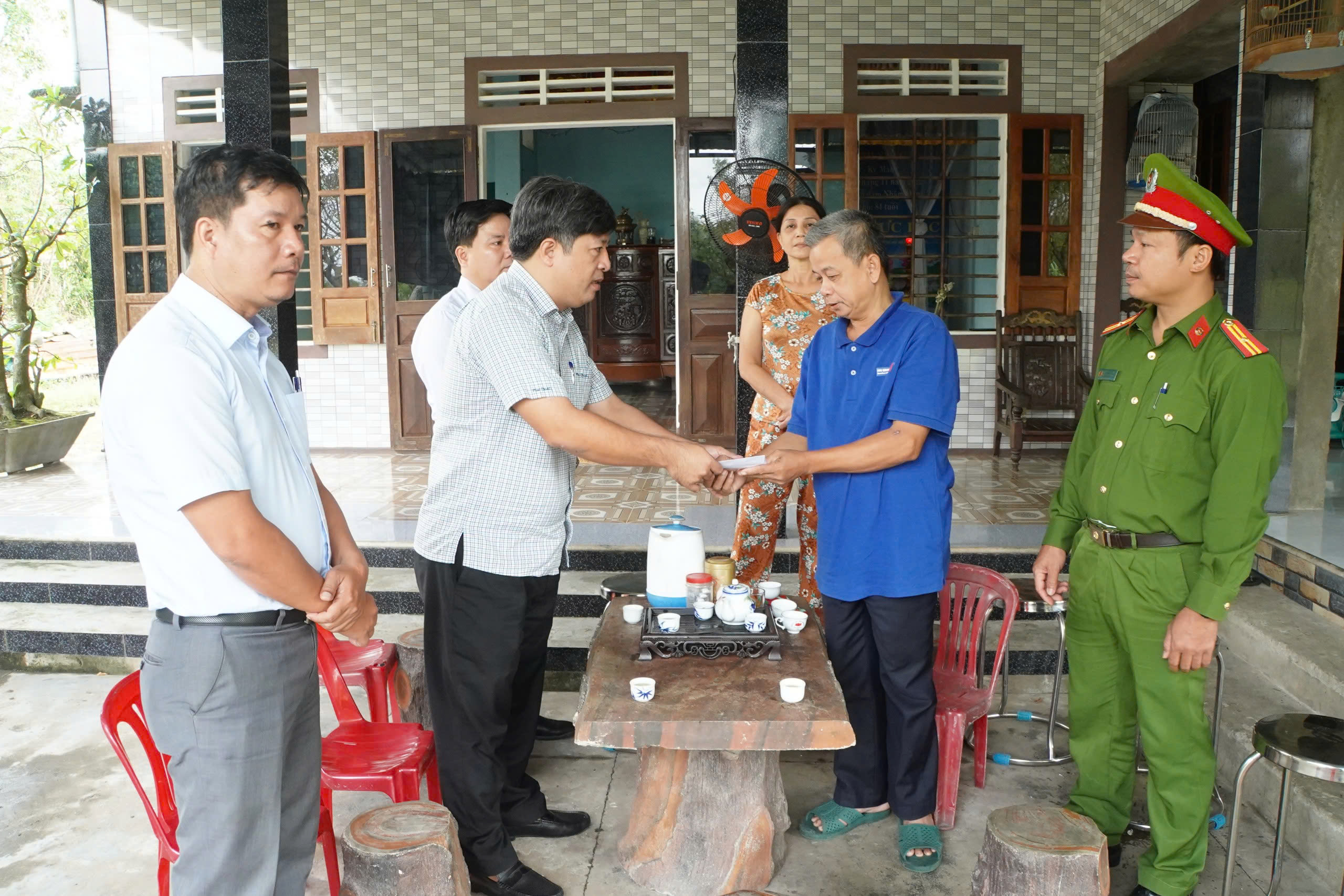 Thăm, tặng quà các gia đình có nạn nhân bị tai nạn giao thông