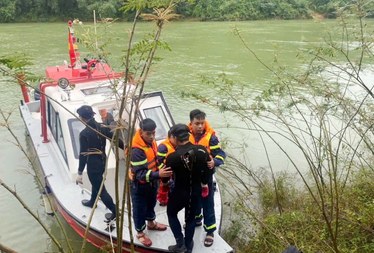 Mở rộng địa điểm tìm kiếm nạn nhân bị rơi từ cầu treo Bình Thành xuống sông
