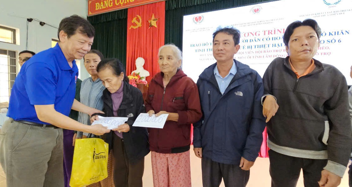 Trao quà trị giá gần 127 triệu đồng cho người dân có hoàn cảnh khó khăn