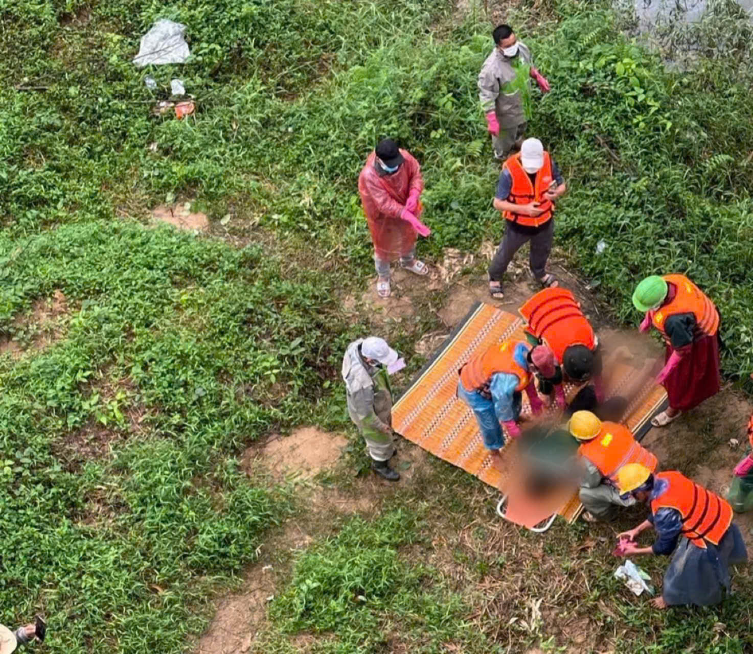 Đã tìm thấy 1 trong 2 nạn nhân bị rơi từ cầu treo Bình Thành xuống sông