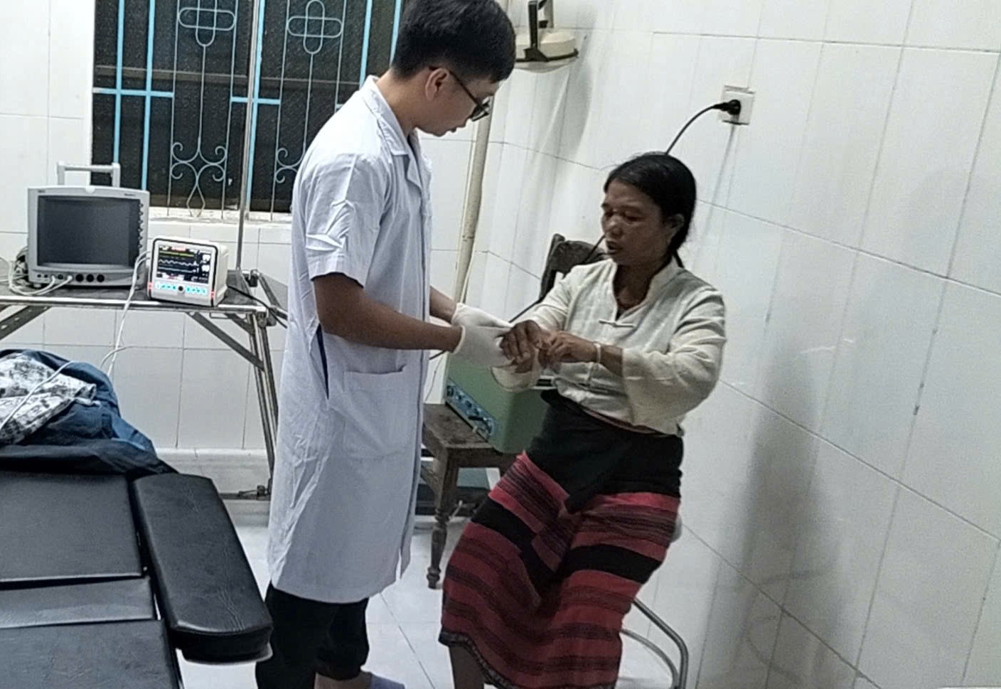 Sạt lở vùi lấp nhà ở A Lưới, 2 người bị thương