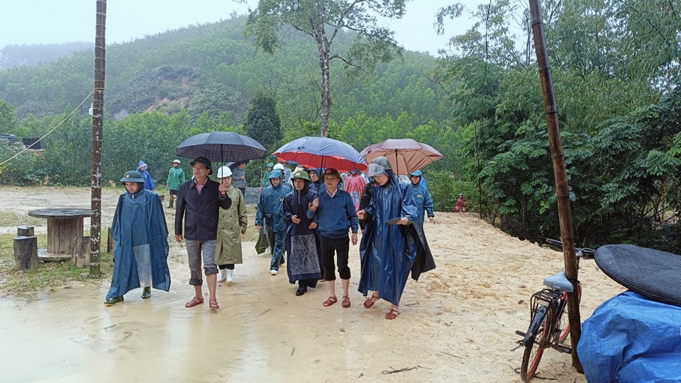 Lãnh đạo huyện A Lưới thăm hỏi, động viên hộ gia đình ông Trần Văn Khưa bị sạt lở