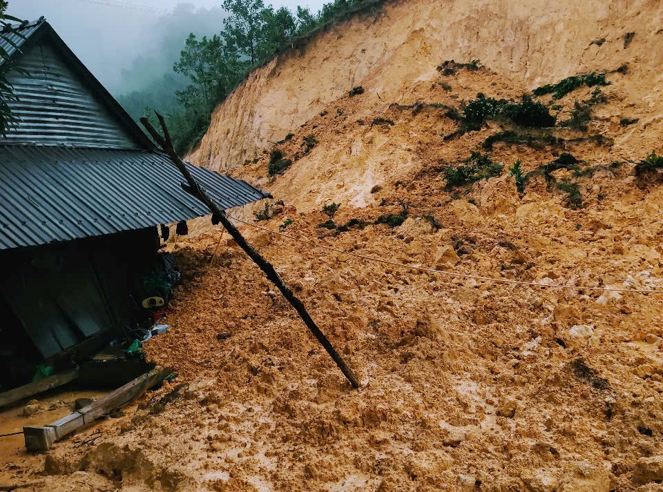 Các hồ thủy điện điều tiết lũ lớn, nước sông lên nhanh