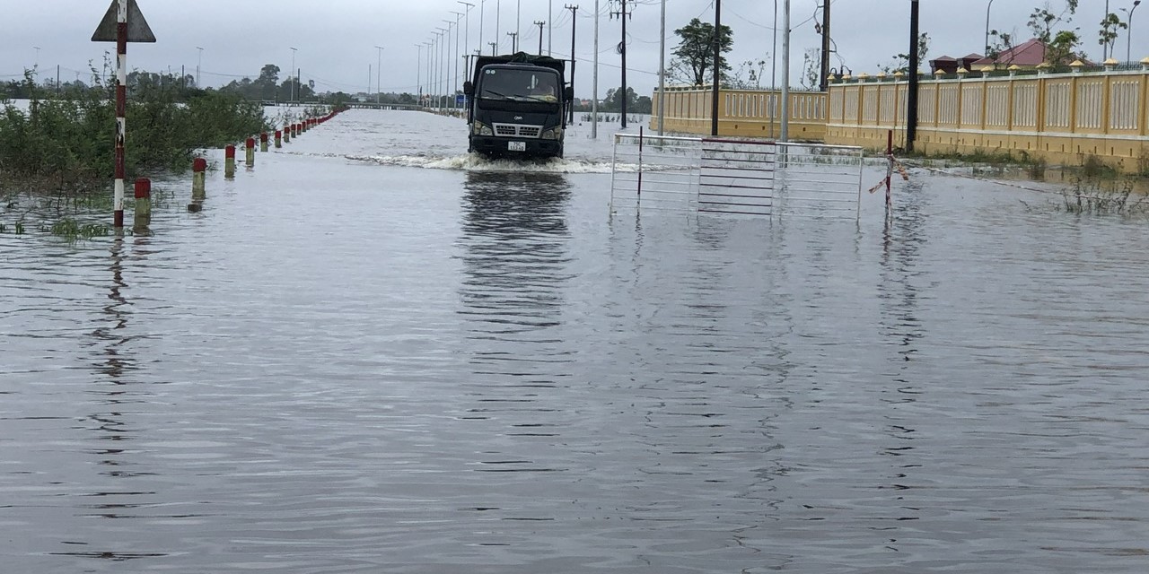 Nhiều tuyến đường ngập nước, gây khó cho giao thông