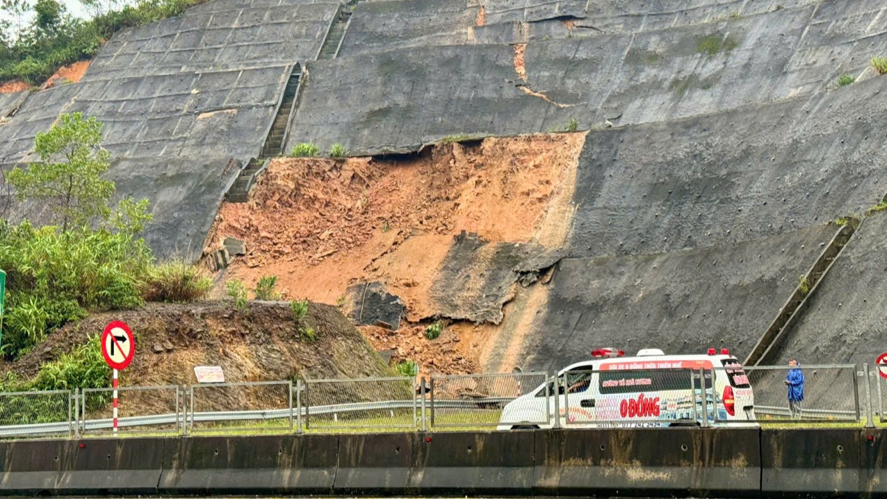 Xuất hiện một số điểm sạt lở tại Tỉnh lộ 14B do mưa lớn