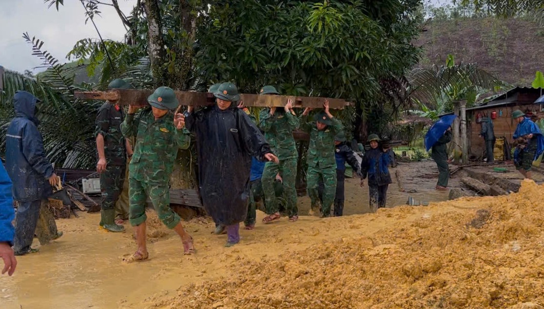 Hỗ trợ gia đình ông Trần Văn Khưa dựng lại nhà bị sập do sạt lở