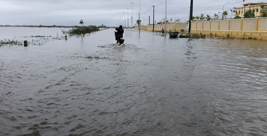 Nhiều tuyến đường ở vùng thấp trũng vẫn còn ngập sâu, giao thông đi lại khó khăn