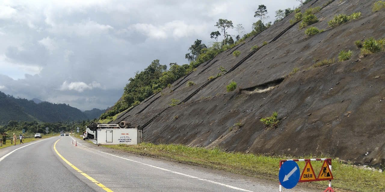 Ô tô tải bị lật trên tuyến đường Hồ Chí Minh đoạn La Sơn - Túy Loan